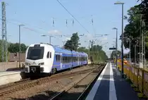 Ein Holländischer Regionalzug aus Maastricht(NL) nach Aachen-Hbf(D) und kommt die Kohlscheider-Rampe hoch aus Richtung Herzogenrath und fährt durch Kohlscheid in Richtung Richterich,Laurensberg,Aachen-West,Aachen-Schanz,Aachen-Hbf. 
Aufgenommen vom Bahnsteig 1 in Kohlscheid. 
Bei Sommerwetter am Vormittag vom 12.8.2019.
