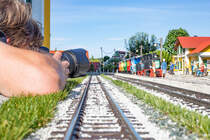 Welch Verrenkungen man oft macht um ein gutes Bild zu bekommen ,.... 

H.P. liegt am Boden um den   Flascherlzug   festzuhalten. 
17.08.2019 