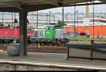 Eingepasst:
 Durchblick  auf Vossloh G 6 (98 80 0650 303-7 D-VL) der Vossloh Locomotives GmbH, vermietet an DB Regio Nordost, die mit 143 306-9 und zwei Doppelstockwagen von DB Regio Nordost in der Abstellgruppe des Bahnhofs Berlin-Lichtenberg steht.
Aufgenommen von Bahnsteig 19/20.
[19.7.2019 | 14:12 Uhr]