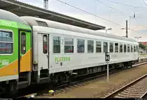 Blick auf einen InterRegio-Wagen der Gattung  Bimz 264.4  (51 80 22-94 880-7 D-HEROS) der HEROS Helvetic Rolling Stock GmbH, der in FLX32623 (FLX 10) nach Stuttgart Hbf mit Zuglok 182 518-1 (Siemens ES64U2-018) der Mitsui Rail Capital Europe GmbH (MRCE), vermietet an die LEO Express GmbH, eingereiht ist und im Startbahnhof Berlin-Lichtenberg auf Gleis 16 steht.
[19.7.2019 | 14:13 Uhr]