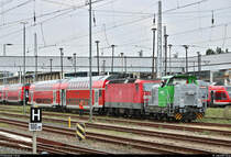 Vossloh G 6 (98 80 0650 303-7 D-VL) der Vossloh Locomotives GmbH, vermietet an DB Regio Nordost, steht mit 143 306-9 und zwei Doppelstockwagen von DB Regio Nordost in der Abstellgruppe des Bahnhofs Berlin-Lichtenberg.
Aufgenommen von Bahnsteig 21/22.
[19.7.2019 | 14:16 Uhr]