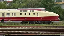 Seitliches Portrait des Triebkopfes von 675 015 (175 015-7 | DR VT 18.16) der BSW Freizeitgruppe SVT 175 Berlin-Lichtenberg, der im Bahnhof Berlin-Lichtenberg dauerhaft abgestellt ist.
Aufgenommen von Bahnsteig 21/22.
[19.7.2019 | 14:20 Uhr]