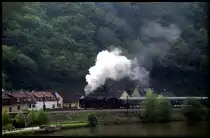 01118 erreicht hier mit ihrem Planzug im Rahmen einer Dampfbahn Aktion an der Lahn am 30.4.2005 Balduinstein.