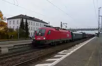 Aus dem digitalen Papierkorb: Am 30.10.2015 erwischte ich ÖBB 1016 034 mit einem gemischten Güterzug in Plattling, der auch einen alten Personenwagen gleich hinter der Lok enthielt.