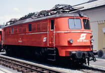 19. Juni 1992, Im österreichischen Linz gab es eine Ausstellung zur Geschichte der ÖBB. Die dort ausgestellte 1018 004 der ÖBB war von 1940 bis 1949 die E18 204 der Deutschen Reichsbahn, danach 1949 bis 1954 E18 204 der BBÖ, 1954 bis 1994 1018.04 der ÖBB, 1994-1998 1018 004-4 der ÖBB. Wenn ich Wiki glauben darf, wurde sie am 1.7.1992 ausgemustert, mein Foto entstand damit kurz zuvor. 2000 wurde sie, wieder als E18 204, zur EBG - Eisenbahn-Betriebs-Gesellschaft mbH, Prora (jetzt Eisenbahn- und Technik-Museum Rügen GmbH, Prora) überstellt.

