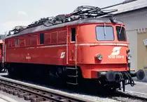 19. Juni 1992, Im österreichischen Linz gab es eine Ausstellung zur Geschichte der ÖBB. Die dort ausgestellte 1018 004 der ÖBB war von 1940 bis 1949 die E18 204 der Deutschen Reichsbahn, danach 1949 bis 1954 E18 204 der BBÖ, 1954 bis 1994 1018.04 der ÖBB, 1994-1998 1018 004-4 der ÖBB. Wenn ich Wiki glauben darf, wurde sie am 1.7.1992 ausgemustert, mein Foto entstand damit kurz zuvor. 2000 wurde sie, wieder als E18 204, zur EBG - Eisenbahn-Betriebs-Gesellschaft mbH, Prora (jetzt Eisenbahn- und Technik-Museum Rügen GmbH, Prora) überstellt.

