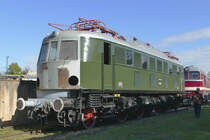 14. Oktober 2017, Weimar, Eisenbahnfest zum Zwiebelmarkt. Mit der E 18 24 versuchte die Stadt Gemünden am Main lange ihrer traditionellen Lage als Verkehrsknotenpunkt ein würdiges Denkmal zu setzen; sie wurde inzwischen nach Weimar verbracht, wo sie vom Thüringer Eisenbahn e. V. restauriert wird.