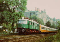 13. Oktober 1984, DMV-Sonderfahrt von Berlin-Lichtenberg nach Freital-Hainsberg mit Lok218 031 und Städteexpresswagen. (Siehe ME 8/1984 Seite 33). Fotografiert habe ich ihn im Plauenschen Grund in Dresden vor der Begerburg. Die E 18 19 befindet sich in Privatbesitz und stand im September 2018 im Ausbesserungswerk Meiningen.