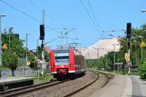 425 008 kommt als S1 in Zielitz Ort eingefahren. Die HL Signale wurden vor kurzem erneuert. Im Hintergrund ist der Salzberg Kalimandscharo zu sehen.

Zielitz 23.07.2019