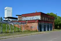 Blick auf das Empfangsgebäude von Zielitz. Der Bahnhof hat schon seit langem seine besten Zeiten hinter sich. Hier endet stündlich die S1 nach Schönebeck - Bad Salzelmen. Sonst halten hier lediglich 1 Zug spät Abends und 2 Züge morgens auf den Gleisen 1 und 2.

Zielitz 23.07.2019