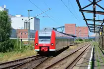 425 009 verlässt soeben Zielitz als S1 nach Schönebeck - Bad Salzelmen. 

Zielitz 23.07.2019