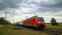 Nach einem kurzen Regenschauer kam mir 189 013 an der Linse vorbei gefahren (06.08.2019). Hier mit Containern durch den Bahnhof von Elster(Elbe) in Richtung Falkenberg(Elster).