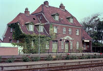 DSB Bahnhof Vinderup am 5. September 1976. - Der Bahnhof, der sich an der Bahnstrecke Langå - Struer befindet, und der heute von ARRIVA-Triebzügen bedient wird, wurde 1915 vom damaligen Chefarchitekten der DSB, Heinrich Wenck (1851 - 1936), entworfen. Der Architekt (und Kunstmaler) Heinrich Wenck spielt eine sehr große Rolle innerhalb der dänischen Bahnarchitektur, da er eine ganze Reihe von dänischen Bahnhofsgebaüden entworfen hat. - (Neuer) Scan eines Farbnegativs. Film: Kodak Kodacolor II. Kamera: Minolta SRT-101. 
