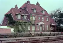 DSB Bahnhof Vinderup am 5. September 1976. - Der Bahnhof, der sich an der Bahnstrecke Langå - Struer befindet, und der heute von ARRIVA-Triebzügen bedient wird, wurde 1915 vom damaligen Chefarchitekten der DSB, Heinrich Wenck (1851 - 1936), entworfen. Der Architekt (und Kunstmaler) Heinrich Wenck spielt eine sehr große Rolle innerhalb der dänischen Bahnarchitektur, da er eine ganze Reihe von dänischen Bahnhofsgebaüden entworfen hat. - (Neuer) Scan eines Farbnegativs. Film: Kodak Kodacolor II. Kamera: Minolta SRT-101. 