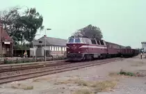 DSB Mz 1411 (mit zwei Personenwagen) erreicht am 5. September 1976 den Bahnhof Vinderup (an der Strecke Langå - Struer). - Hersteller der dieselelektrischen Lok des Typs Mz: Nohab. Baujahr 1970. - Der Bahnhof Vinderup wurde 1915 errichtet. Der Architekt war der Chefarchitekt der DSB, Heinrich Wenck (1851 - 1936). - (Neuer) Scan eines Farbnegativs. Film: Kodak Kodacolor II. Kamera: Minolta SRT-101.