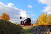 Stieger Wendeschleifenfahrt von 99 234 mit IG HSB-Sonder-PmG am 21.10.2018. (Bild 1) Auf der Suche nach einem neuen Fotostandort (die Stieger Wendeschleife ist mittlerweile so zugewachsen, daß der Zug während der gesamten Fahrt durch dieselbe kaum zu sehen ist!), verschlug es den Fotografen in den Graben eines kleinen Baches neben den Gleisen. Allein die verdrehte Stellung die dieser, eingekeilt von den Grabenwänden, für die Fotos einnahm, wäre eine eigene Aufnahme wert gewesen und hat ihm im Nachhinein noch einige Gelenkschmerzen eingebracht! ;-)