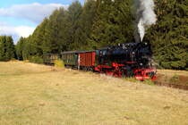 Auf dem Weg in Richtung Eisfelder Talmühle gab es am 21.10.2018 für 99 234 mit ihrem IG HSB-Sonder-PmG, kurz hinter Stiege, wieder einen Fotohalt. Das Bild zeigt den Zug beim Zurücksetzen für eine Scheinanfahrt.