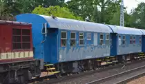 Hier die blauen dreiachsigen ehemaligen DB Bahndienstwagen, die jetzt wohl als Personenwagen für Charter- und Sonderfahrten dienen, im Bild der Wagen mit der Nr. D-EVB 75 80 2329 121-7 mit mehreren anderen Wagen auf Sonderfahrt Richtung Frankfurt/Oder am 19.08.19 Berlin Hirschgarten.