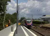 Zwei Euregiobahn (RB20) kommen aus Stolberg-Rheinland-Hbf nach Stolberg-Altstadt,Düren und kammen die Kohlscheider-Rampe hoch aus Richtung Herzogenrath und hilten in Kohlscheid und fährt in Richtung Richterich,Laurensberg,Aachen-West,Aachen-Schanz,Aachen-Hbf. 
Aufgenommen von Bahnsteig 2 in Kohlscheid. 
Bei Sommerwetter am Mittag vom 13.8.2019.