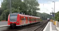 Die Rhein Niers Bahn (RB33) aus Aachen-Hbf nach Heinsberg-Rheinand,Duisburg-Hbf und kommt aus Richtung Aachen-West,Laurensberg,Richterich, und hält in Kohlscheid und fährt in Richtung Herzogenrath,Mönchengladbach. 
Aufgenommen von Bahnsteig 2 in Kohlscheid. 
Bei Sonne und Gewitterwolken am Vormittag vom 13.8.2019.

