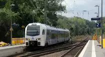 Ein Holländischer Regionalzug aus Aachen-Hbf(D) nach Maastricht(NL) und kommt aus Richtung Aachen-West,Laurensberg,Richterich und fährt durch Kohlscheid in Richtung Herzogenrath. Aufgenommen von Bahnsteig 2 in Kohlscheid. 
Bei Sommerwetter am Vormittag vom 13.8.2019. 