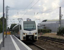 Ein Holländischer Regionalzug aus Maastricht(NL) nach Aachen-Hbf(D) und kommt die Kohlscheider-Rampe hoch aus Richtung Herzogenrath und fährt durch Kohlscheid in Richtung Richterich,Laurensberg,Aachen-West,Aachen-Schanz,Aachen-Hbf. 
Aufgenommen vom Bahnsteig 2 in Kohlscheid. 
Bei Sommerwetter am Mittag vom 13.8.2019. 