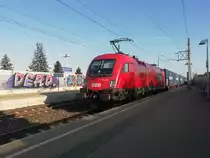 Anfang Juli 2019 fuhr ÖBB 1116 079 mit
einem Containerzug von Werndorf CCG 
Richtung Norden, hier in Graz Don Bosco. 