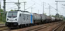 e.g.o.o. Eisenbahngesellschaft Ostfriesland-Oldenburg mbH? mit Rpool  187 306-6 [NVR-Nummer: 91 80 6187 306-6 D-Rpool] und Kesselwagenzug am 07.08.19 Durchfahrt Bahnhof Flughafen Berlin Schönefeld.