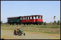 Am 24.08.2019 hatte der ehemalige Wittlager Triebwagen Sonderdienst. Er pendelte anläßlich des historischen Marktes in Bad Essen als Zubringer zwischen Preußisch Oldendorf und Bohmte. Um 14.18 Uhr war er bei Wehrendorf wieder auf dem Weg nach Bad Essen. Ein netter Bauer, der gerade mit seinem alten Deutz das Heu wendete, fuhr dabei passend in Position!