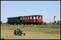 Am 24.08.2019 hatte der ehemalige Wittlager Triebwagen Sonderdienst. Er pendelte anläßlich des historischen Marktes in Bad Essen als Zubringer zwischen Preußisch Oldendorf und Bohmte. Um 14.18 Uhr war er bei Wehrendorf wieder auf dem Weg nach Bad Essen. Ein netter Bauer, der gerade mit seinem alten Deutz das Heu wendete, fuhr dabei passend in Position!