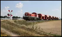 Die WLE Diesellok 56, eine moderne private Gravita von Vossloh, hat hier am 23.8.2019 fast den höchsten Punkt des sogenannten westfälischen Semmering zwischen Warstein und Erwitte erreicht. Die Lok hat dreizehn mit Kalkstein beladene Wagen für ein Zementwerk in Ennigerloh am Haken.