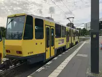 KT4Dm 6104 am 01.08.2019 auf der Linie M17 kurz vor der Abfahrt in Berlin-Falkenberg