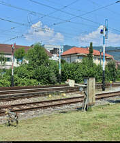 Mechanik pur...
Blick auf drei der letzten Formsignale der Schweiz im Rangierbahnhof Biel/Bienne (CH). Im Vordergrund sieht man ebenso Drahtzugleitungen sowie ein dazugehöriges Spannwerk.
Das linke Signal zeigt Halt, die beiden anderen signalisieren  Rangieren erlaubt , erkennbar an den übereinandergelegten Flügeln.
[24.7.2019 | 12:57 Uhr]