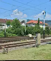 Mechanik pur...
Blick auf drei der letzten Formsignale der Schweiz im Rangierbahnhof Biel/Bienne (CH). Im Vordergrund sieht man ebenso Drahtzugleitungen sowie ein dazugehöriges Spannwerk.
Das linke Signal zeigt Halt, die beiden anderen signalisieren  Rangieren erlaubt , erkennbar an den übereinandergelegten Flügeln.
[24.7.2019 | 12:57 Uhr]