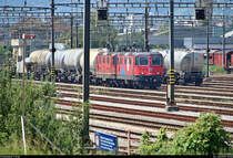 Mastenwald und Hitzeflimmern...
Tele-Blick auf Re 4/4 II 11294 (420 294-1) SBB, mit Werbung für 100 Jahre Circus Knie, und eine unbekannte Schwesterlok, die mit diversen Güterwagen an diesem rund 35 °C heißen Mittag im Rangierbahnhof Biel/Bienne (CH) stehen.
Aufgenommen von Bahnsteig 2 der Haltestelle Biel Mett/Bienne Mâche (CH).
[24.7.2019 | 13:00 Uhr]