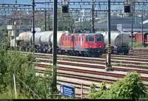 Mastenwald und Hitzeflimmern...
Tele-Blick auf Re 4/4 II 11294 (420 294-1) SBB, mit Werbung für 100 Jahre Circus Knie, und eine unbekannte Schwesterlok, die mit diversen Güterwagen an diesem rund 35 °C heißen Mittag im Rangierbahnhof Biel/Bienne (CH) stehen.
Aufgenommen von Bahnsteig 2 der Haltestelle Biel Mett/Bienne Mâche (CH).
[24.7.2019 | 13:00 Uhr]