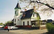 19.April 2007, Burg im Spreewald, der Bahnhof der ehemaligen Spreewald-Schmalspurbahn von der Straßenseite. Er beherbergt eine gemütliche Gaststätte - und wenn man die Kameraassistentin günstig platziert, spart man sich das datenschutzgerechte Abdecken von Kfz-Kennzeichen! 