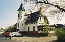 19.April 2007, Burg im Spreewald, der Bahnhof der ehemaligen Spreewald-Schmalspurbahn von der Straßenseite. Er beherbergt eine gemütliche Gaststätte - und wenn man die Kameraassistentin günstig platziert, spart man sich das datenschutzgerechte Abdecken von Kfz-Kennzeichen! 