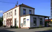 Denzlingen, das ehemalige Bahnhofsgebäude von der Straßenseite, Aug.2019