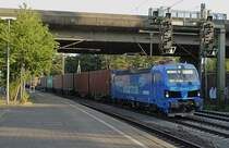 Mit einem Containerzug ist die Siemens Smartron E 192 001 am 22.08.2019 in Hamburg-Harburg in Richtung Hafen unterwegs