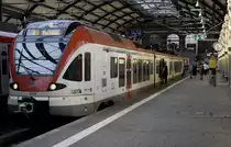 VIAS-FLIRT 301 (427 149) in Wiesbaden Hbf am 27.8.19. Eigentlich ist in dem Umlauf der RB10 Frankfurt - Neuwied im nachmittäglichen Berufsverkehr eine Kombination 427+428 vorgesehen. Bei der entstehenden Enge kommt auch bei hessischen Pendlern Freude auf. Aber warum sollte es ihnen besser gehen als denen in NRW?