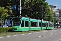 Be 6/8 Combino 326, auf der Linie 8, fährt zur Haltestelle am Bahnhof SBB. Die Aufnahme stammt vom 17.06.2019.