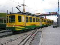 Station Kleine Scheidegg der Jungfraubahn am 05.07.2003. Im Bild ein Zug der Wengernalpbahn, die die Orte Lauterbrunnen und Grindelwald mit der Kleinen Scheidegg verbindet und quasi Zubringerdienste f�r die Jungfrauenbahn leistet.