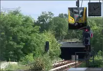 Die U-Bahn-Gondel -

Statt auf ihren Gleisen zu fahren hängt der U-Bahnzug fast wie eine Seilbahn-Gondel über der Tunnelrampe. U- und S-Bahnhof Wuhletal in Berlin.

20.08.2019 (M)