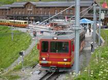 Station Kleine Scheidegg der Jungfraubahn am 05.07.2003. Ein Zug f�hrt in Richtung Jungfraujoch ab.