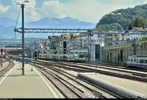 Rangiertraktor Tea 245 024-5 der BLS AG rangiert mit RABe 535 120-0  Lötschberger  im Bahnhof Spiez (CH) Richtung Abstellgruppe.
Aufgenommen von einem Treppenzugang zur Fußgängerbrücke.
[24.7.2019 | 15:19 Uhr]