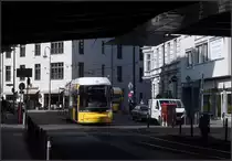 Zwischen den Schatten die Sonne -

Eine Flexity Berlin Tram kurz vor der Unterführung unter der Berliner Stadtbahn am S-Bahnhof Hackescher Markt.

19.08.2019 (M)