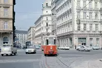 Wien: Die Wiener Straßenbahnen vor 50 Jahren: SL 71 (C1 138) I, Innere Stadt, Schwarzenbergstraße / Kärntner Ring / Schwarzenbergplatz / Schubertring am 1. September 1969. - Die SL 71 hatte noch ihre Stadtendstation (in der Schellinggasse) innerhalb der Ringstraße. Diese Endstation und die an der Börse waren die letzten der  stadtmittenahen  Straßenbahnendstationen. - Die Großraumtriebwagen des Typs C1 102 - 159 wurden in den Jahren 1955 bis 1959 von Simmering-Graz-Pauker, Werk Simmering (SGP) gebaut. - Scan eines Diapositivs. Film: Kodak Ektachrome. Kamera: Canon Canonet QL28.