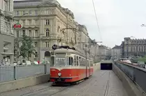 Wien: Die Wiener Straßenbahnen vor 50 Jahren: SL 41 (D1 4304) IX, Alsergrund, Währinger Straße / Rampe zur und von der  unterirdischen  Endstation am Schottentor / Hörlgasse am 27. August 1969. - Die Triebwagen des Typs D1 4302 - 4316 baute die Karrosseriefabrik Gräf & Stift in Wien-Liesing in den Jahren 1959 bis 1960. - Scan eines Farbnegativs. Film: Kodak Kodacolor X. Kamera: Kodak Retina Automatic II.