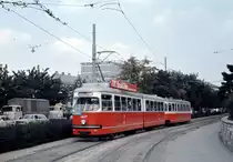 Wien: Die Wiener Straßenbahnen vor 50 Jahren: SL O (E1 4677 (SGP 1968)) III, Landstraße, Landstraßer Gürtel / Prinz-Eugen-Straße / Arsenalstraße am 1. September 1969. - Die ersten GT6 des Typs E1 waren ab Ende Januar 1967 auf der SL 38 im Einsatz. Bald wurden sie auch auf den Linien 16 und O in Betrieb genommen. - Scan eines Diapositivs. Film: Kodak Ektachrome. Kamera: Canon Canonet QL28.